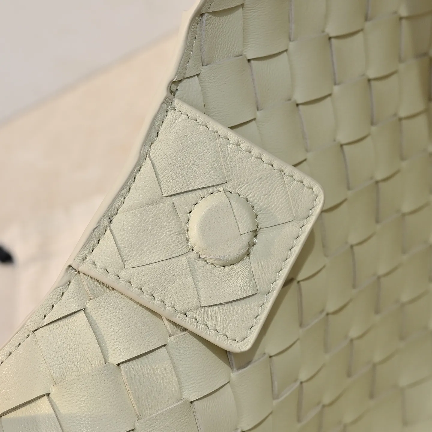 Batch 2160 new products are coming! BOTTEGA VENETA Bottega Veneta's 2025 new Campana shoulder bag is on the market~ First of all, I would like to praise the weight of this bag. As a not too small bag, it is very light for daily use. For people like me who need to carry a lot of belongings when going out, this advantage is great, and it greatly reduces the burden of traveling. 🛍️The shape is a bit like a combination of parachute and jodie. The blunt triangle shape is cute and honest. Carrying it on your back when going shopping is a good mood accelerator. The handles and body of the bag are both classic weaves. A tie is added to the original open design. If it is not tied up, the bag will look like a small vegetable basket when carried. Style number: 4249 Size: 33*20*16.5cm